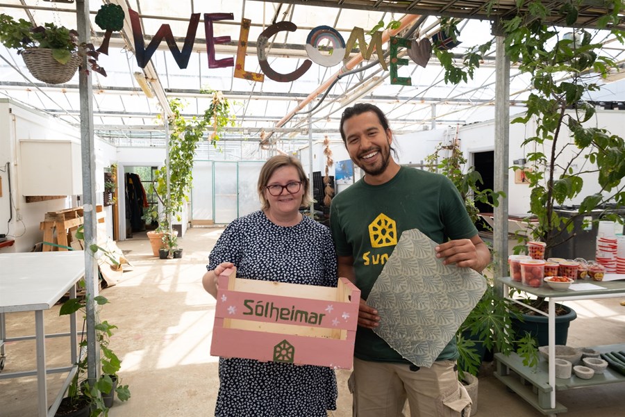 Kaja Häsler og Pablo Amador bjóða almenningi alla miðvikudaga í sumar að koma í gróðurhúsin og tína grænmeti af plöntunum. Hjá Sunnu hefur einnig verið tekin upp sú nýbreytni að bjóða grænmetiskassa til sölu á fimmtu- og föstudögum, þar sem boðið er upp á ferskasta grænmetið og kryddjurtirnar hverju sinni. Það eru þorpsbúarnir sjálfir sem eiga heiðurinn af skreytingum þeirra.