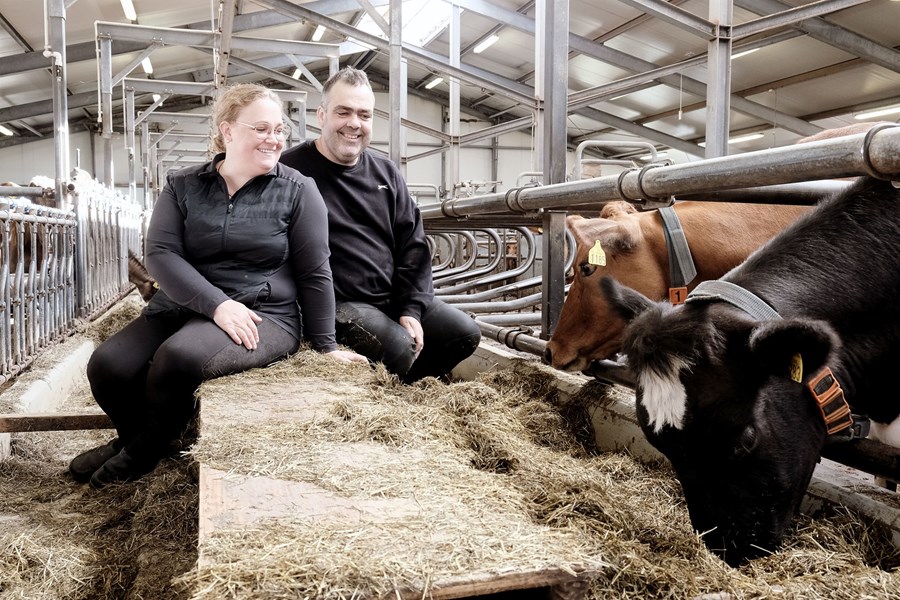 Rafn Bergsson og Majken Egumfeldt-Jörgensen eru alsæl með aðstæðurnar í fjósinu á Stóru-Hildisey 1.