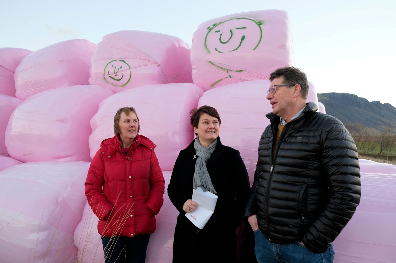 Bændur afhenda styrk vegna sölu á bleika rúlluplastinu