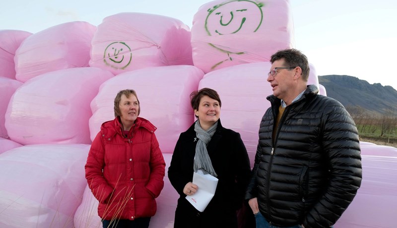 Bændur afhenda styrk vegna sölu á bleika rúlluplastinu