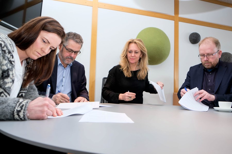 Oddný Steina Valsdóttir, varaformaður Landssamtaka sauðfjárbænda, Árni Bragason landgræðslustjóri, Þorgerður Katrín Gunnarsdóttir ráðherra og Sigurður Eyþórsson, framkvæmdastjóri Bændasamtaka Íslands, skrifuðu undir samstarfssamninginn.