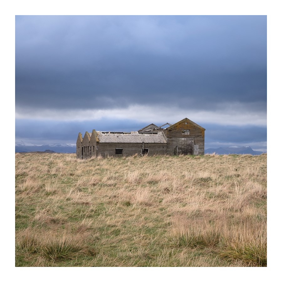 Byggingarhefð íslenskra fjárhúsa fellur undir svokallaða alþýðubyggingarlist, þar sem notagildi og aðgengilegt byggingarefni skiptir meira máli en fagurfræði. Pavlina Lucas ætlar að gera húsunum skil í bók – hvort sem þau eru ný eða gömul eða hafa fengið nýtt hlutverk.