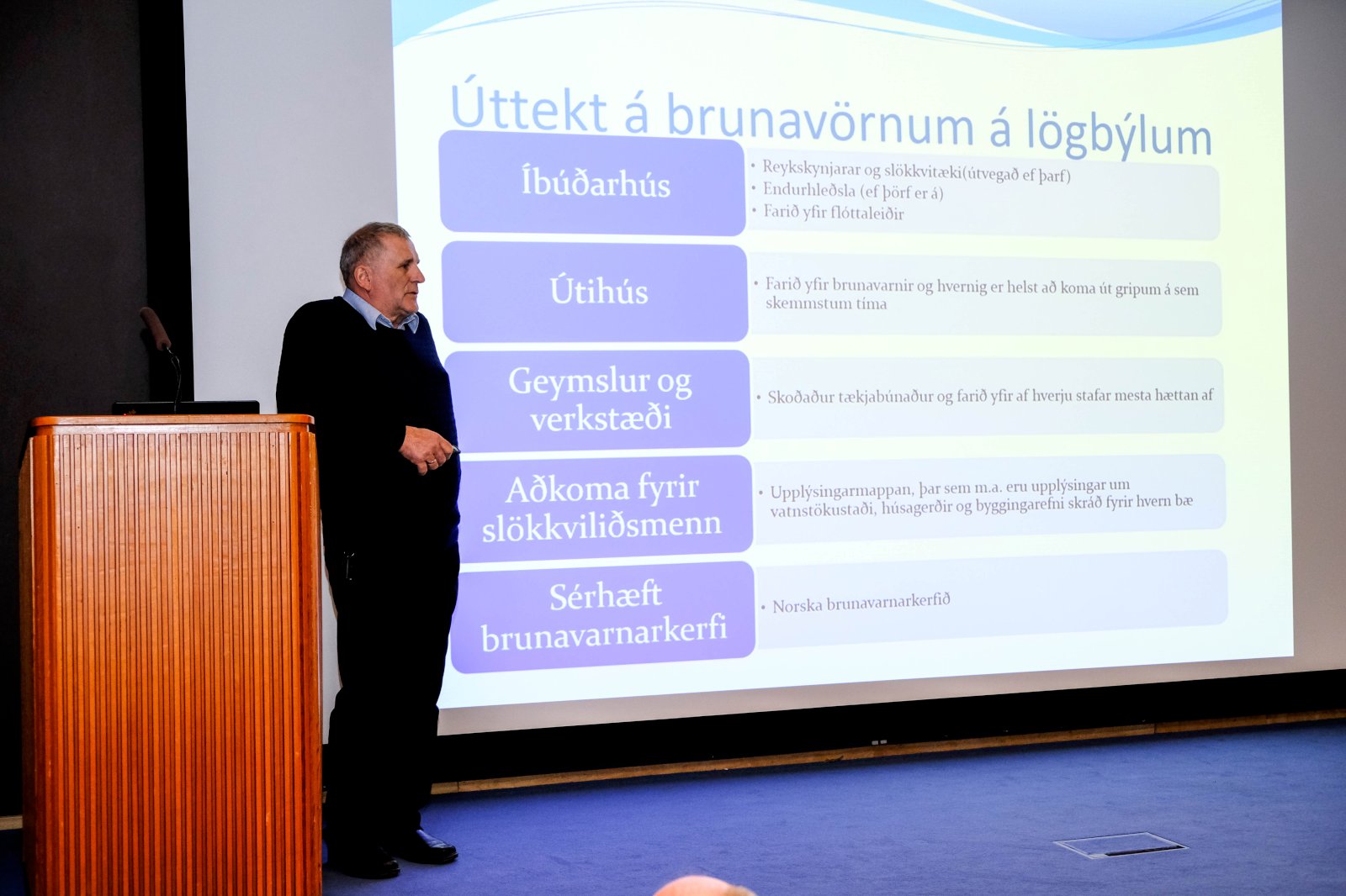 Víða pottur brotinn í brunavörnum til sveita