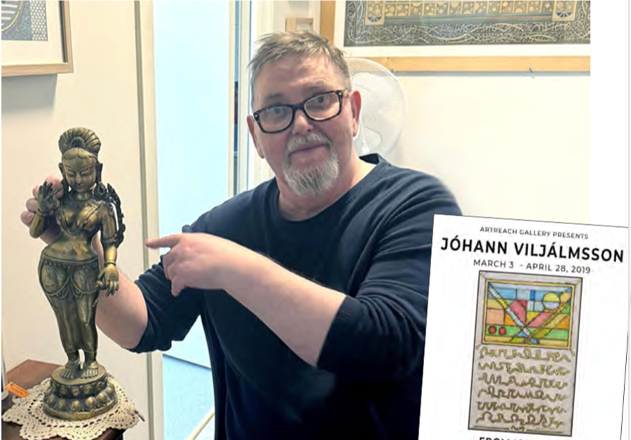 Undir vökulu auga Seshat hættir skriftin að vera tæki til að lesa. Hún frelsast frá fastmótaðri merkingu orðanna og verður að hreinu listformi á striga.