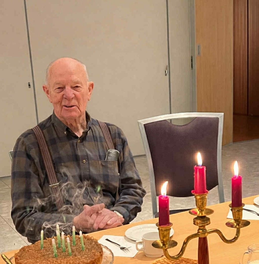 Guðmundur Karl Guðfinnsson altmugligmaður fagnaði 85 ára afmæli sínu 8. janúar sl. Af því tilefni héldu vinnufélagarnir kaffiboð honum til heiðurs eins og sjá má á myndinni.