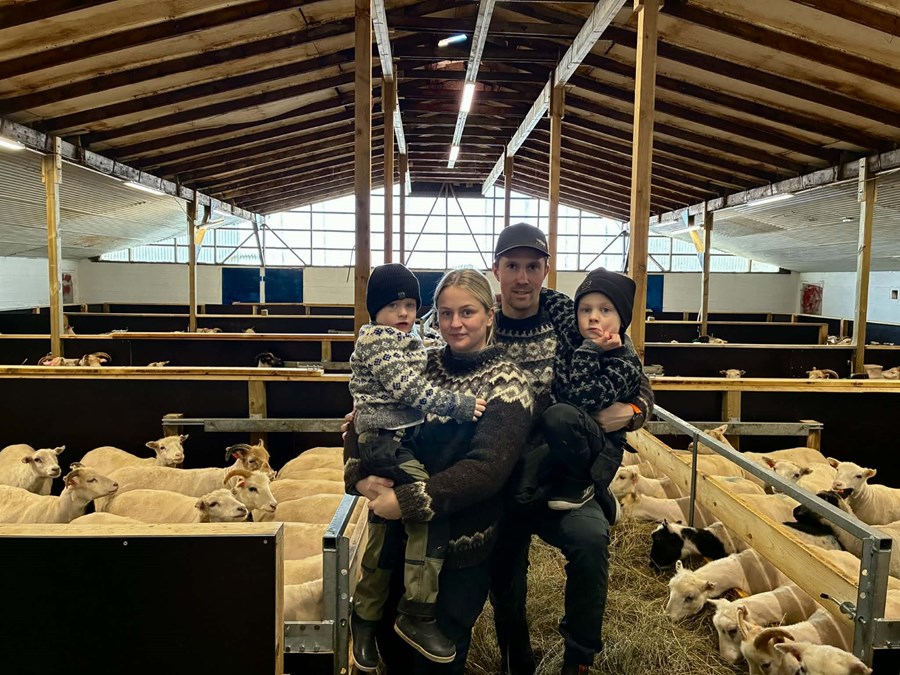 „Ég er allavega búinn að koma mér þannig fyrir að þetta rúllar alveg sæmilega,“ segir Stefán Bragi Birgisson, sem hér sést ásamt fjölskyldu sinni í fjárhúsinu á Galtastöðum ytri í Hróarstungu.