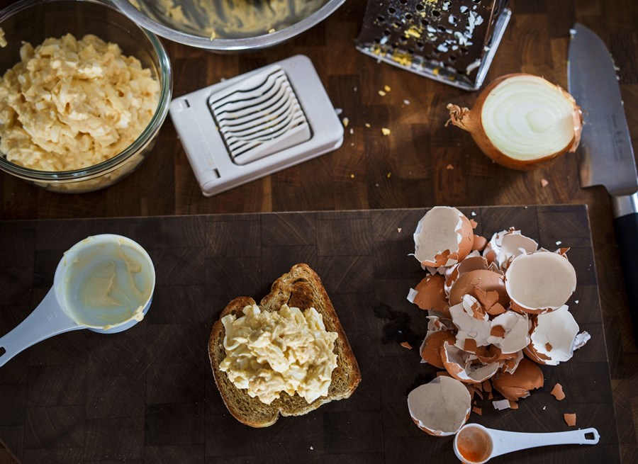 Átta eggja salat þarf slatta af mæjónesi en rétt um 10 grömm per egg er ágætis lokastaður. Þau sem vilja minna gera það á eigin ábyrgð. Þurrt eggjasalat er ekki páskaeggjasalat.