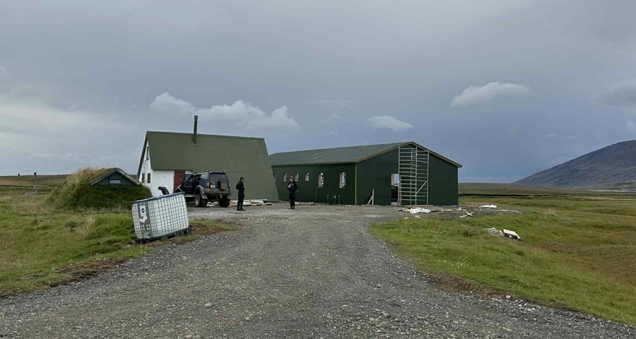 „Eiríksskáli“ í Svínárnesi á afrétti Hrunamanna, sem var nýlega vígður og þar með formlega tekin í notkun. 