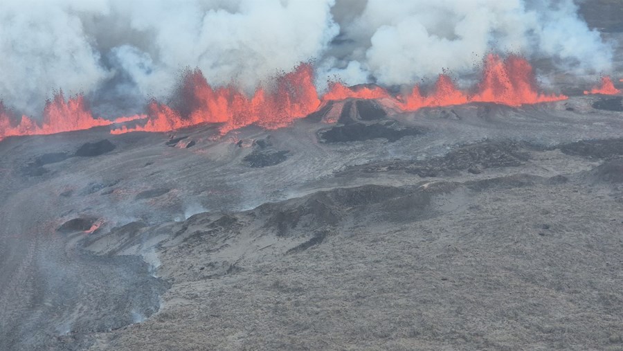Eldgosið í Sundhnúksgígaröð þann 29. mars, um 40 mínútum eftir að gosið hófst.