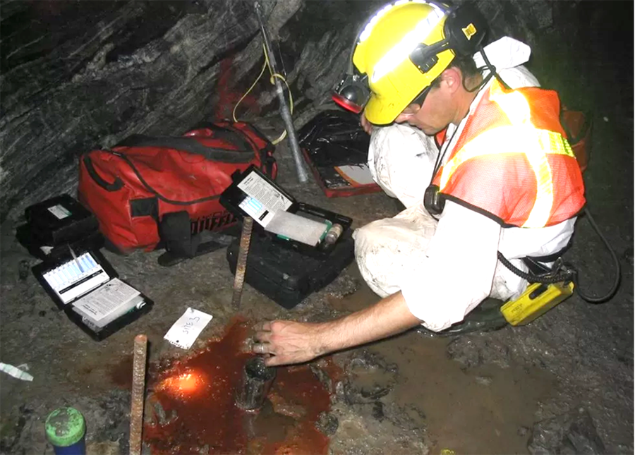 Vísindamaður frá Ontario-háskóla í Kanada tekur vatnssýni úr dýpstu námu í heimi. Það reyndist vera 1,6 milljarða ára gamalt.