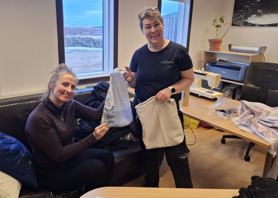 Helga Guðrún afhendir hér Guðrúnu þjóðgarðsverði formlega fyrsta pokann.