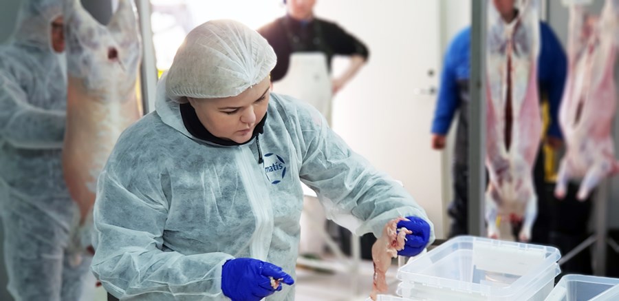 Eva Margrét Jónudóttir, starfsmaður Matís, skoðar hliðarafurðir. Með nýtingu hliðarafurða geta bændur skapað sér aukin tækifæri.