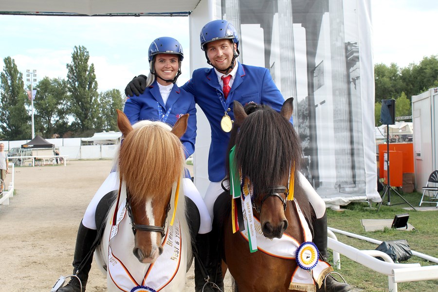 Parið og heimsmeistararnir, Eyrún Ýr Pálsdóttir og Teitur Árnason, eftir sigurinn á HM í Berlín í sumar. Teitur varð heimsmeistari á Dynfara frá Steinnesi í gæðingaskeiði og Eyrún Ýr varð heimsmeistari á nöfnu sinni frá Hásæti í flokki sex vetra hryssna.