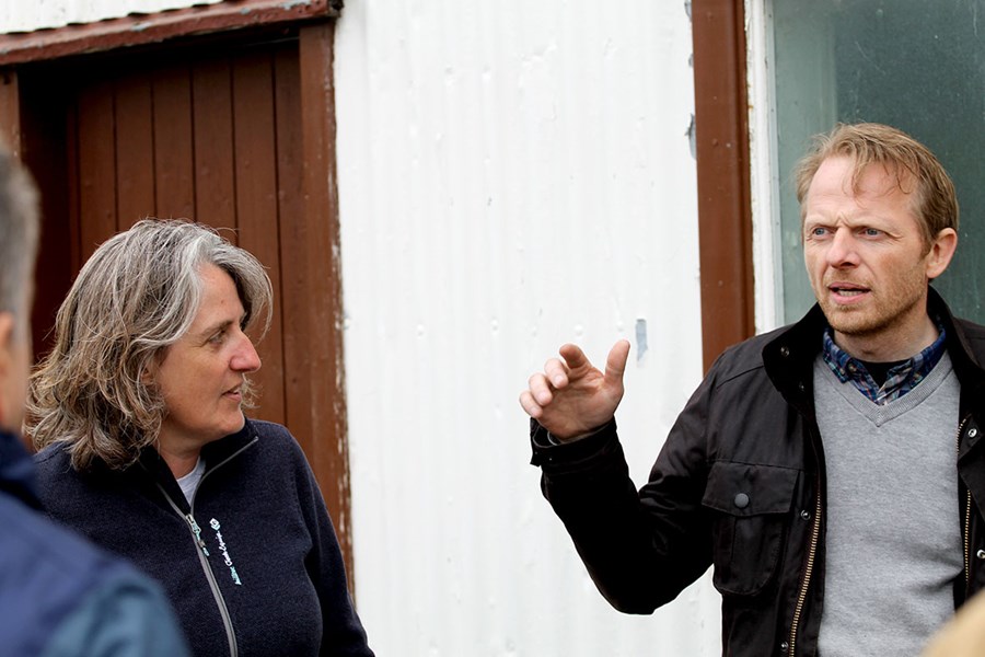 Eyþór Einarsson er hér í vettvangsferðinni á Urðum í Svarfaðardal með Christine Fast frá Þýskalandi, sérfræðingi í príon-sjúkdómum, sem stýrir alþjóðlega hópnum.