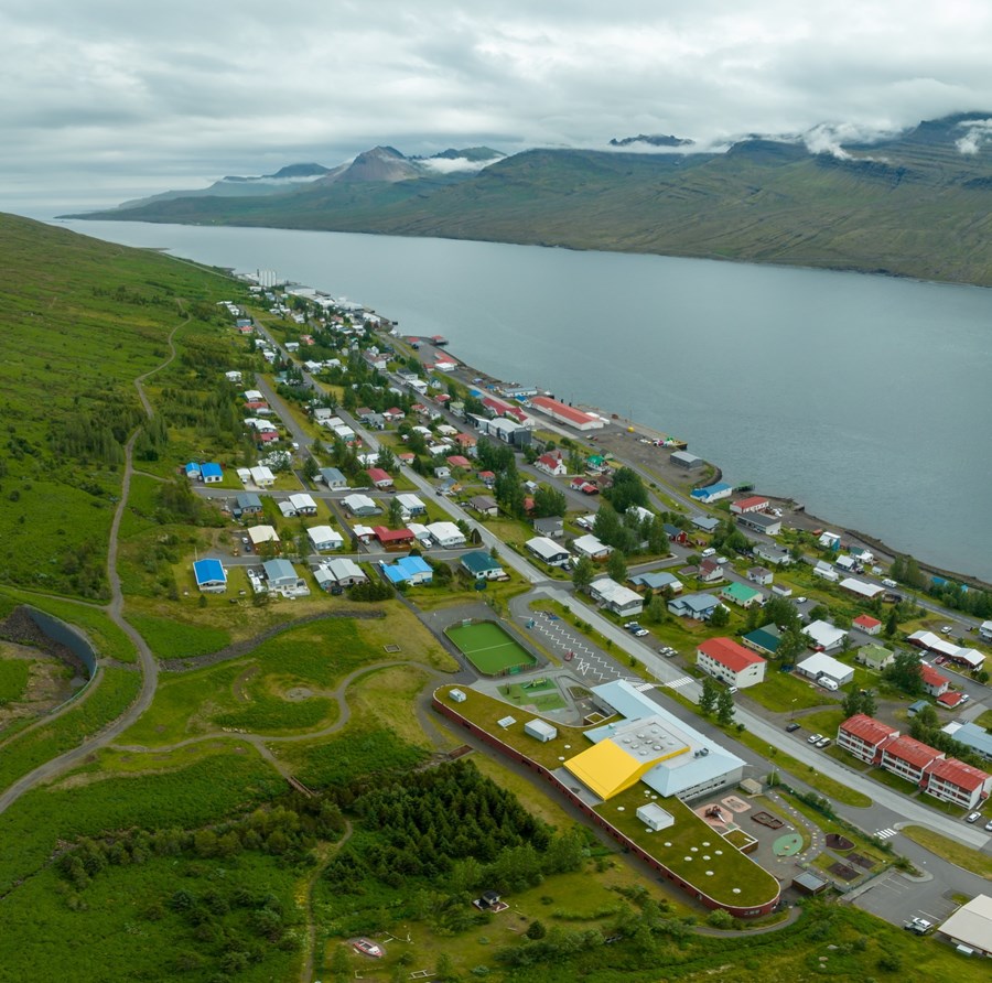 Um 710 manns búa á Fáskrúðsfirði en engin hitaveita er á staðnum. Vonast er til að það lagist með jarðhitaleitinni en eftir hana ætti að liggja fyrir hvort raunhæft sé að koma á fót hitaveitu á Fáskrúðsfirði eða ekki. 