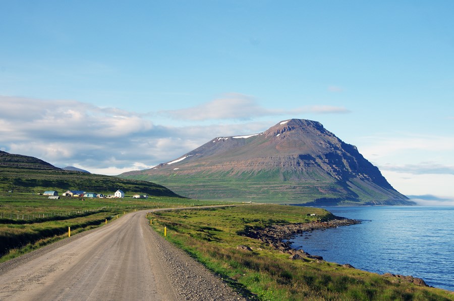 Gunnólfsvíkurfjall er tilkomumikið og 709 metra hátt fjall á Langanesi.