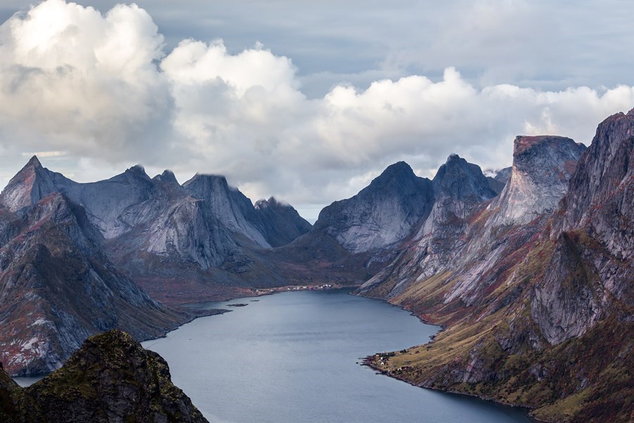Meirihluti fiskafla Noregs er fluttur úr landi, á meðan yfir helmingur þess matar sem Norðmenn neyta er innfluttur.   