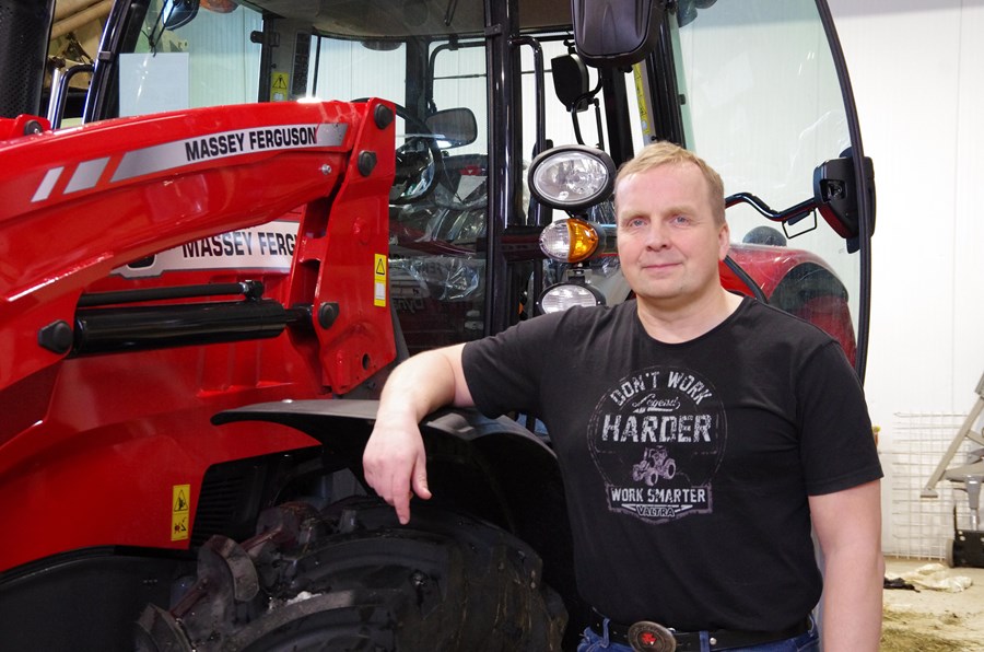 Finnbogi Magnússon, framkvæmdastjóri Jötuns Véla ehf., við nýja Massey Ferguson dráttarvél en það merki hefur verið á toppnum í dráttarvélasölunni á Íslandi í fjölda ára.