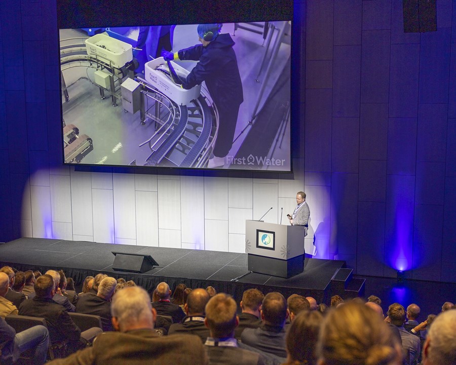 Ómar Grétarsson sýnir frá fyrstu laxaslátrun First Water í Þorlákshöfn sem hófst í lok september. 