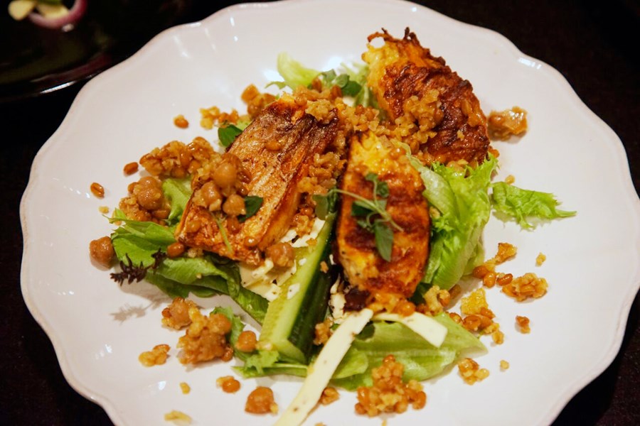 Nautaþynnur í salati og fiskibollur með niðurrifnu grænmeti