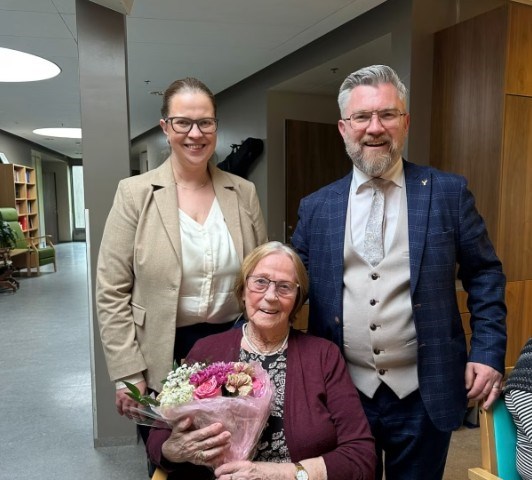 Stefanía Sigurbjörnsdóttir, ásamt Jónu Árný og Ragnari Sigurðssyni, bæjarfulltrúi, þegar hún fékk blómin sín.