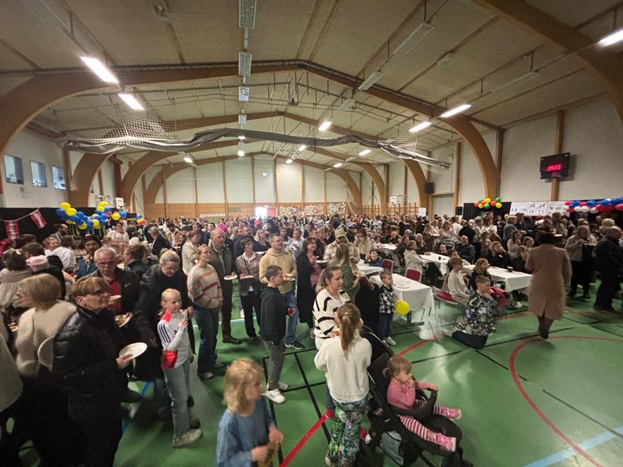 Mikill fjöldi fólks sótti fjölmenningarhátíðina á síðsta ári, sem fór þá fram í íþróttahúsinu á Hvolsvelli. 