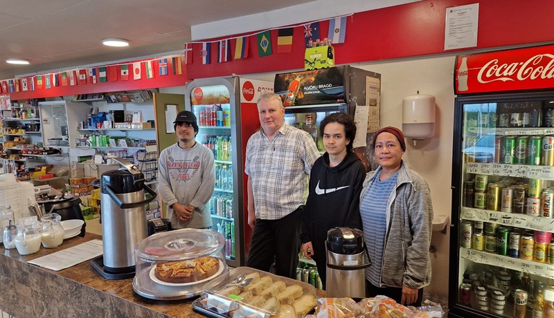 Í hálfa öld á bak við borðið