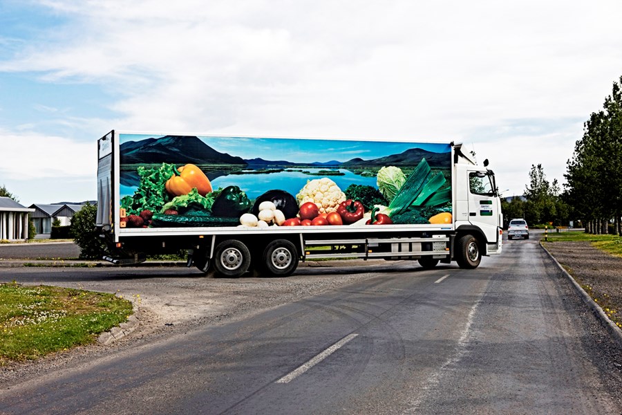 Flutningur á grænmeti frá grænmetisbændum í Sölufélagi garðyrkjumanna í verslanir verður kolefnisjafnaður að fullu.