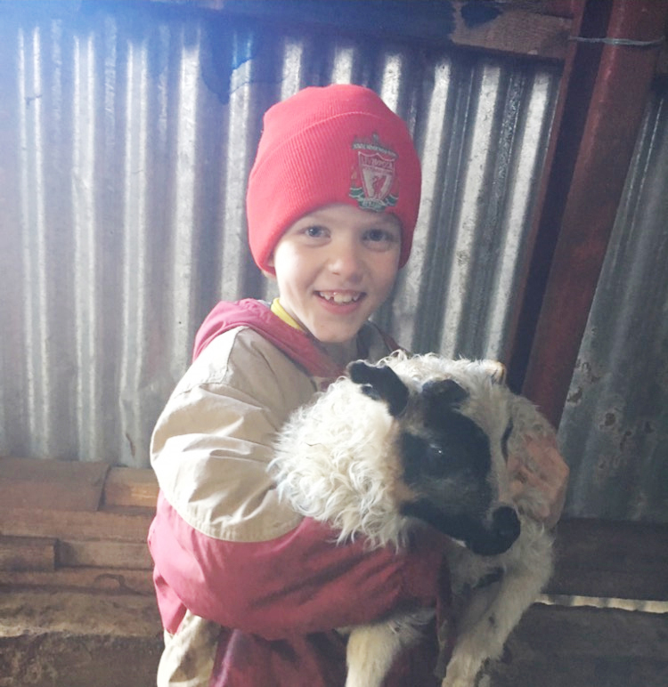 Fyrsta minningin úr fjárhúsunum á sauðburði