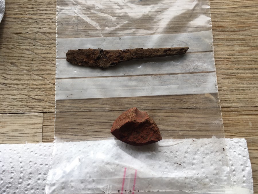 Hnífsblað og brot úr snældusnúð. /Myndir Minjastofnun.