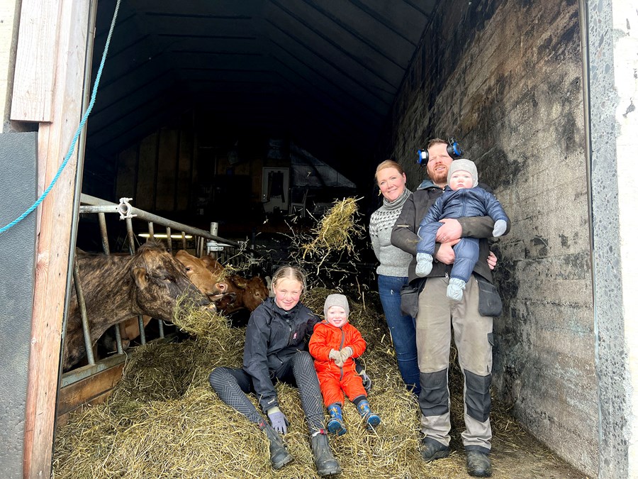 Á Hjarðarfelli í Eyja- og Miklaholtshreppi reka Sigurbjörg Ottesen og Gunnar Guðbjartsson gróskumikið kúa- og sauðfjárbú. Sigurbjörg er nýr stjórnarmeðlimur Bændasamtakanna og ætlar að láta til sín taka í hagsmunagæslu bænda. Með þeim hjónum á mynd eru dæturnar Erna Kristín og Ásta Bryndís og Gunnar heldur á syninum, Jóni Ægi. Aldursforseti fjóssins, Stáss 504, stríddi fjölskyldumeðlimum við myndatöku með heykasti.
