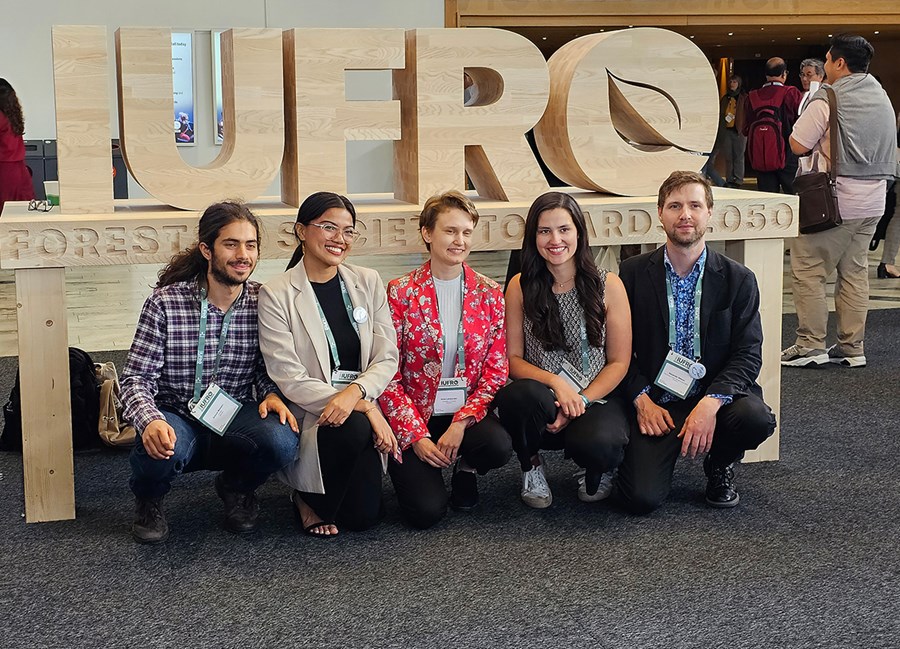 Forystufólk IFSA – alþjóðlegra samtaka skógvísindanema – við merki IUFRO-
ráðstefnunnar 2024.