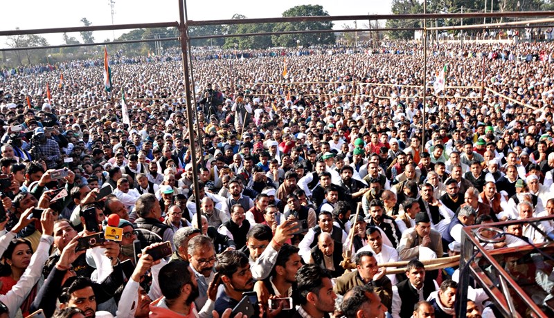 Indverskir bændur mótmæla