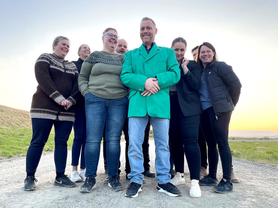 Framkvæmdanefnd Fjórðungsmóts Austurlands ásamt framkvæmdastjóra mótsins, Magnúsi Benediktssyni, klæddur í fagurgrænan félagsjakka Freyfaxamanna.