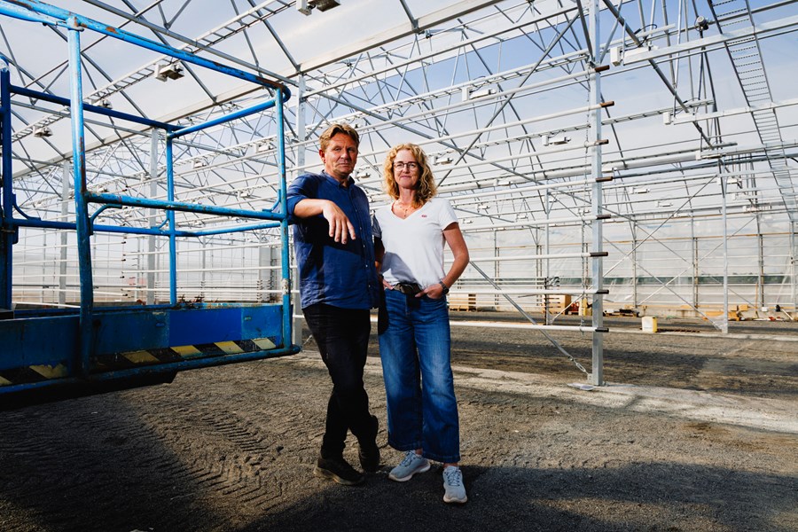 Knútur Rafn Ármann og Helena Hermundardóttir, eigendur Friðheima, standa hér í gróðurhúsum undir jarðarberjarækt sem tekin verða í notkun í haust. Með viðbyggingunni fer framleiðslugetan úr 60 tonnum upp í 100 tonn á ári.  