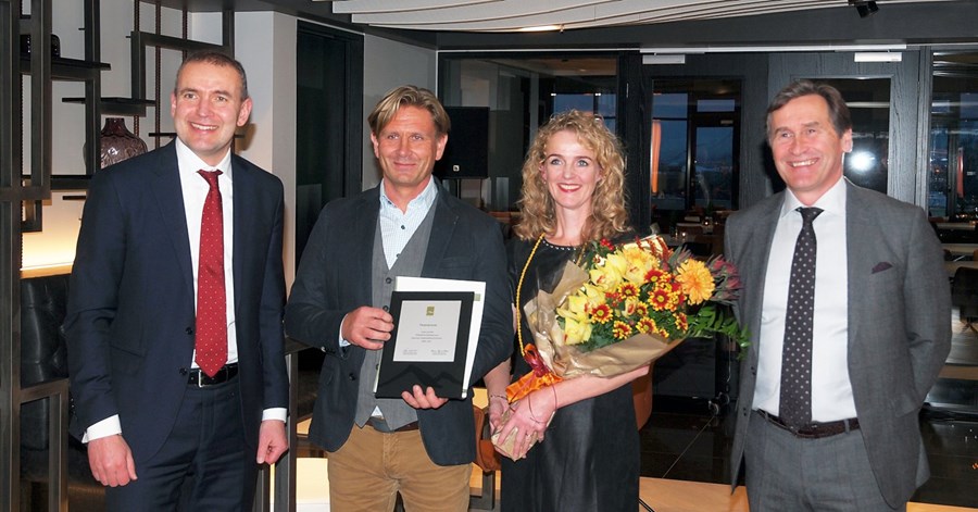 Við afhendingu nýsköpunarverðlauna SAF 2017. Talið frá vinstri; Guðni Th. Jóhannesson forseti Íslands, Knútur Rafn Ármann og Helena Hermundardóttir í Friðheimum og Grímur Sæmundsen formaður dómnefndar.