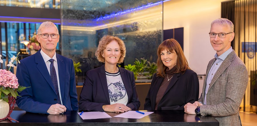 Frá undirritun viljayfirlýsingar.
Frá vinstri: Ólafur K. Ólafs, framkvæmdastjóri Lífeyrissjóðs bænda, Vala Valtýsdóttir, stjórnarformaður Lífeyrissjóðs bænda, Ásdís Eva Hannesdóttir, stjórnarformaður Frjálsa og Arnaldur Loftsson, framkvæmdastjóri Frjálsa. Mynd / Silla Páls