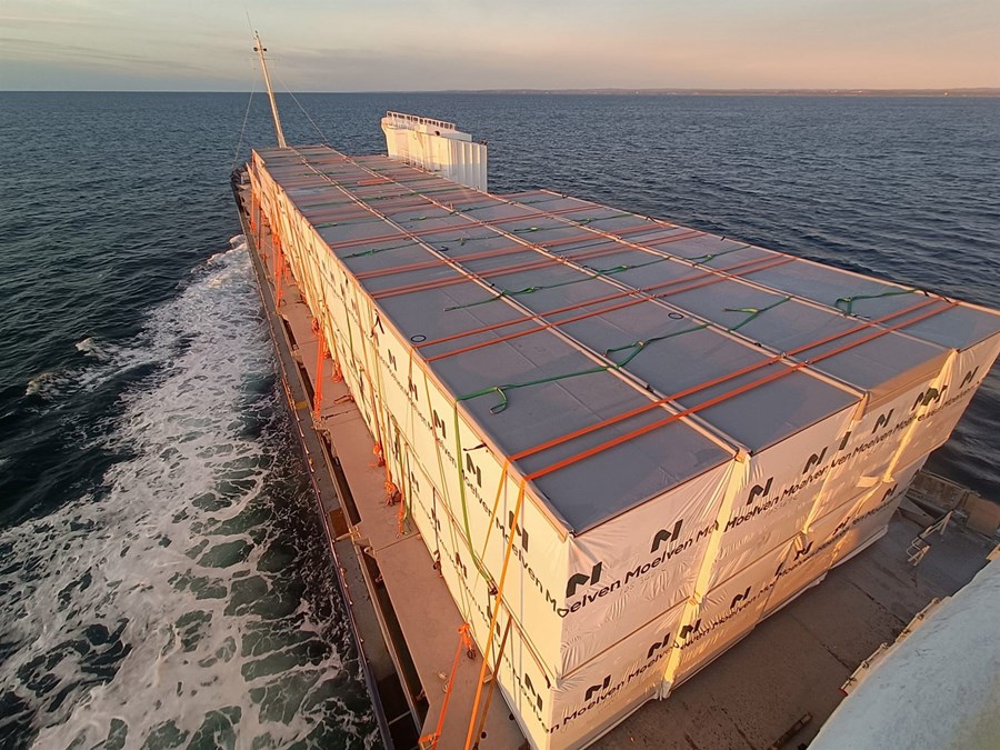 Forsteypueiningarnar á leið til landsins frá Noregi.