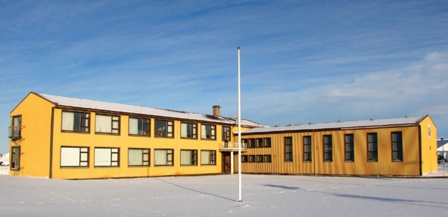 Sveitarfélagið Skagafjörður leitar eftir kaupendum að „gamla barnaskólahúsinu“ við Freyjugötu á Sauðárkróki.