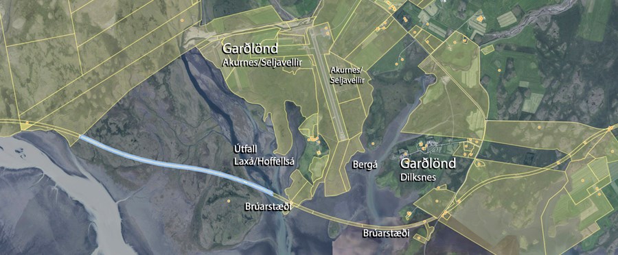 Hér má sjá legu ræktarlanda miðað við bæði brúarstæðin. 