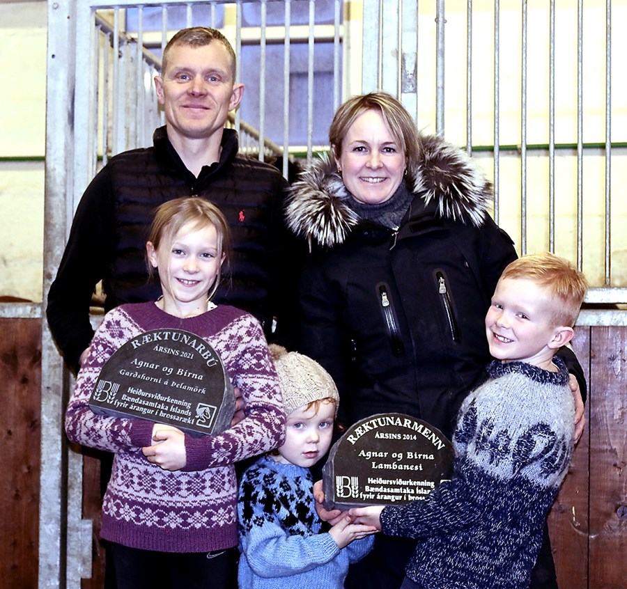 Agnar Þór Magnússon og Birna Tryggvadóttir Thorlacius ásamt börnum sínum, Ylvu Sól, Yrsu Líf og Degi Snæ og hrossaræktar-heiðursskjöldum frá Bændasamtökum Íslands. 