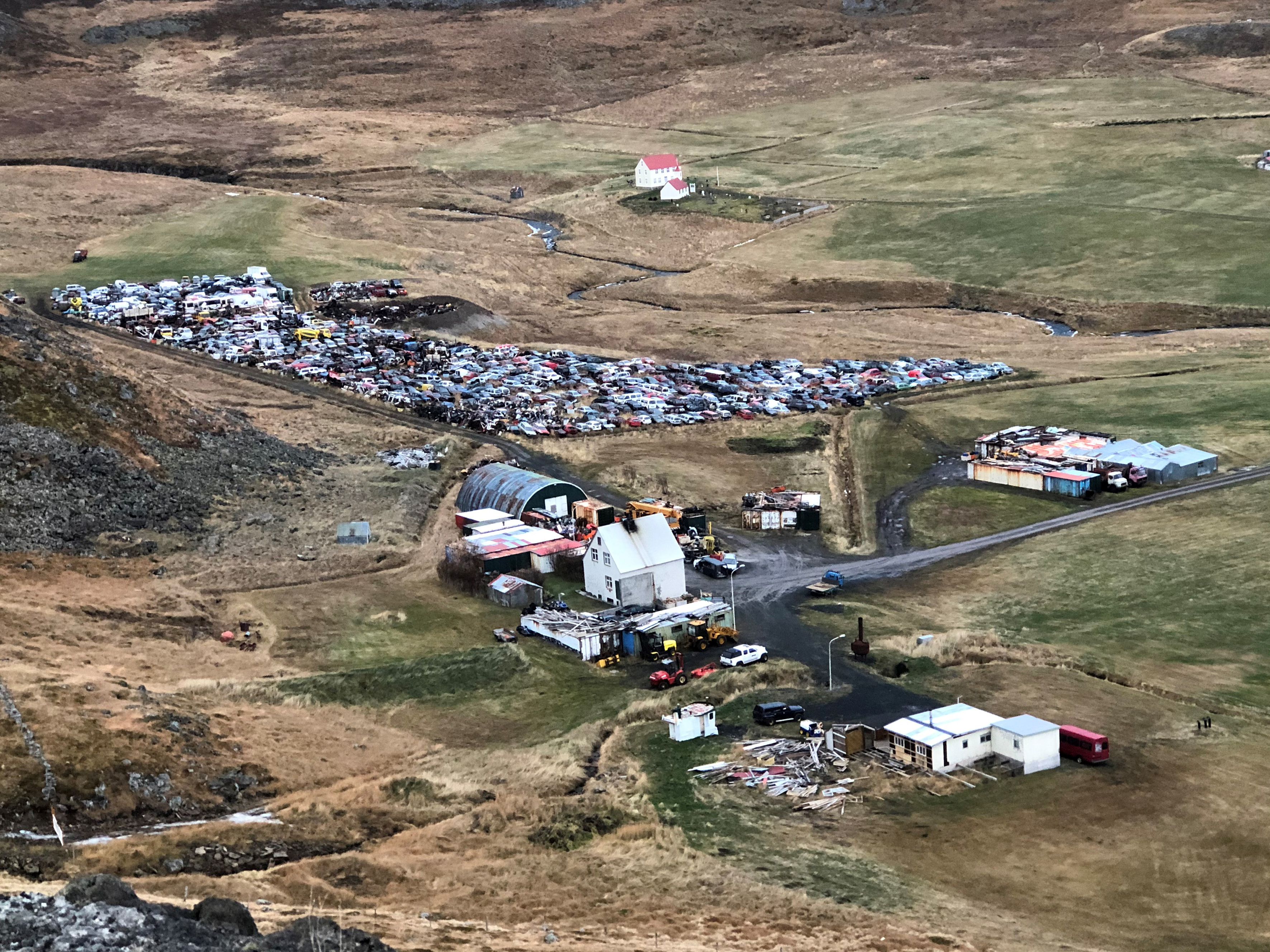 Deilt um bílhræ á bújörð sem nú hefur verið breytt í iðnaðarsvæði