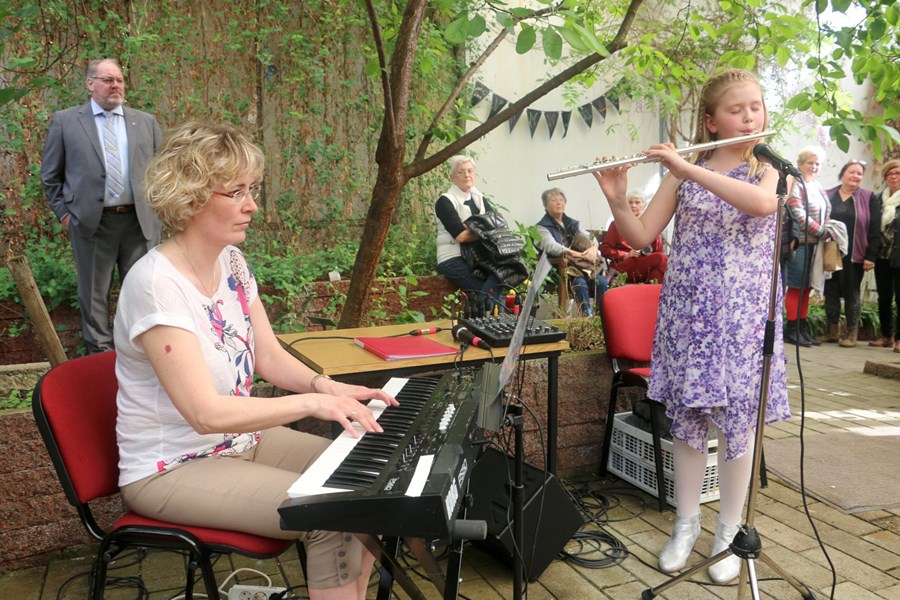 Mæðgurnar Guðríður Helgadóttir, staðarhaldari á Reykjum, og dóttir hennar, Brynhildur Erla Finnbjörnsdóttir, nemandi í Tónlistarskóla Kópavogs, spiluðu nokkur lög við hátíðarathöfnina.