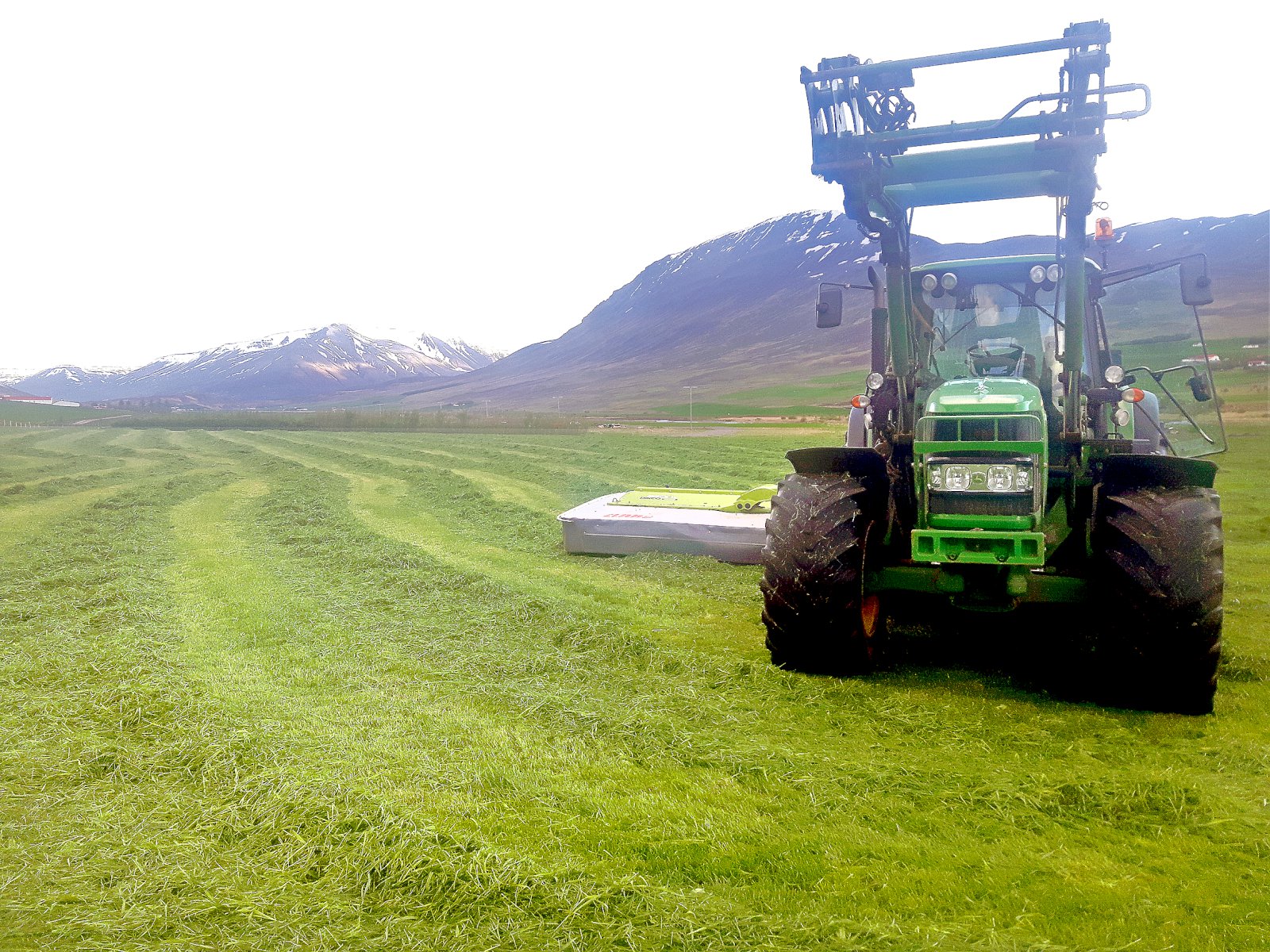 Bændur í Eyjafirði tóku fyrsta slátt í gær