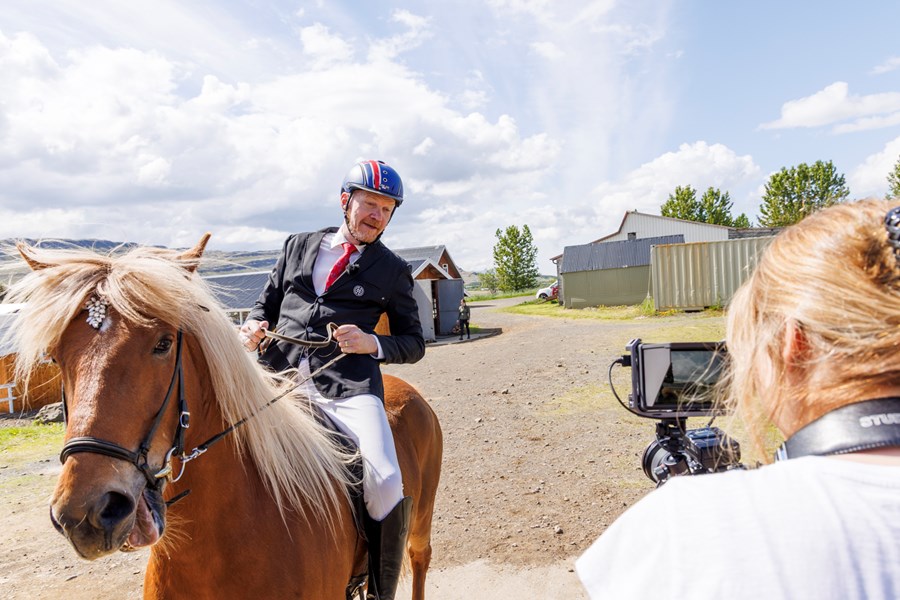 Gísli Einarsson, ritstjóri Landans, segir alltaf mikið að gerast á landsbyggðinni og aldrei skort á efnistökum. Myndin er tekin á Sturlureykjum í Borgarfirði þann 16. júní þar sem Gísli brá sér á hestbak í keppnisklæðnaði. Innslagið verður birt í fyrsta þætti Landans á komandi vetri.  