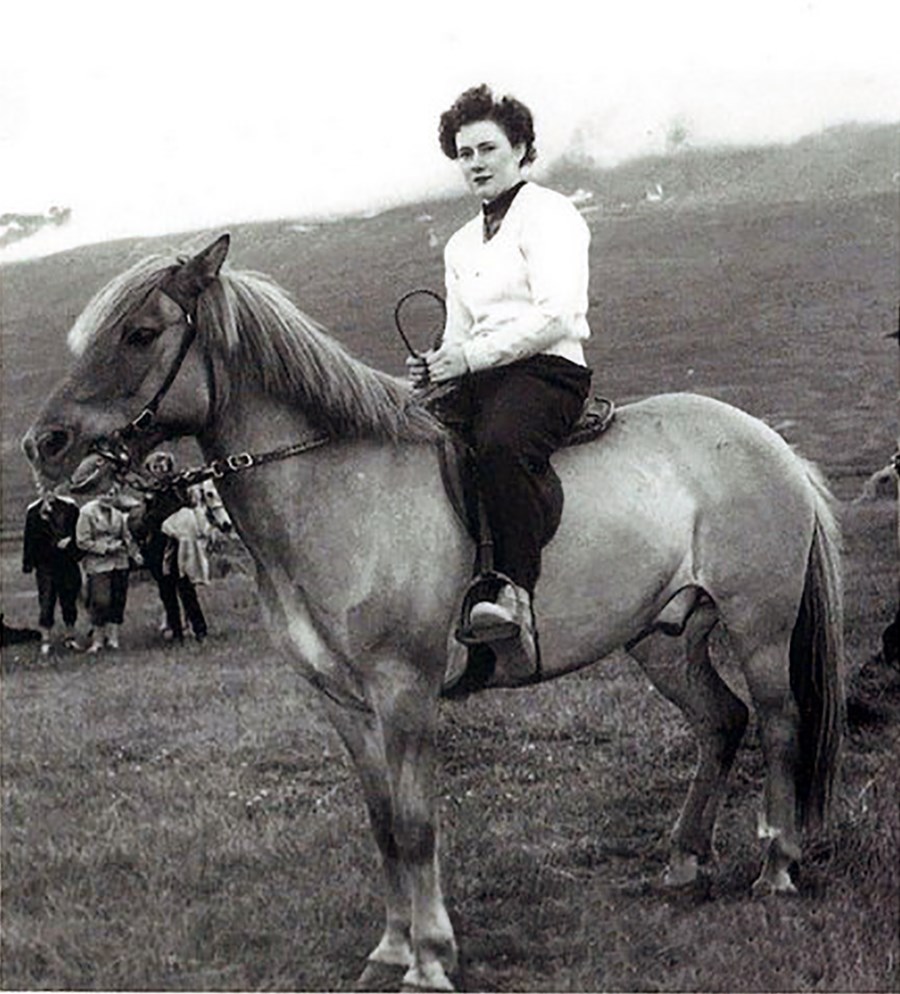 Gnýfari og Þóra Þorgeirsdóttir. Myndin er tekin um miðjan sjötta áratuginn.