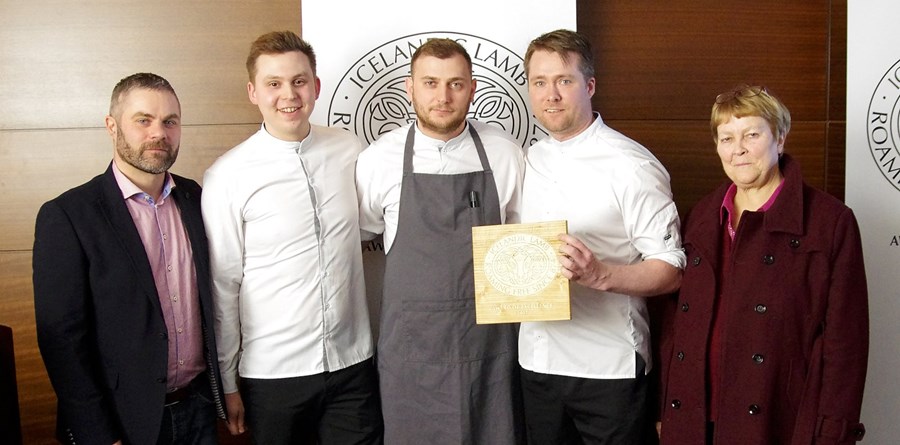 Grillið Hótel Sögu í Reykjavík fékk viðurkenningu sauðfjárbænda. Hafliði Halldórsson og Dominique Plédel Jónsson eru hér sitthvoru megin við fulltrúa Grillsins; þá Atla Þór Erlendsson, Denis Grbic og Sigurð Helgason.