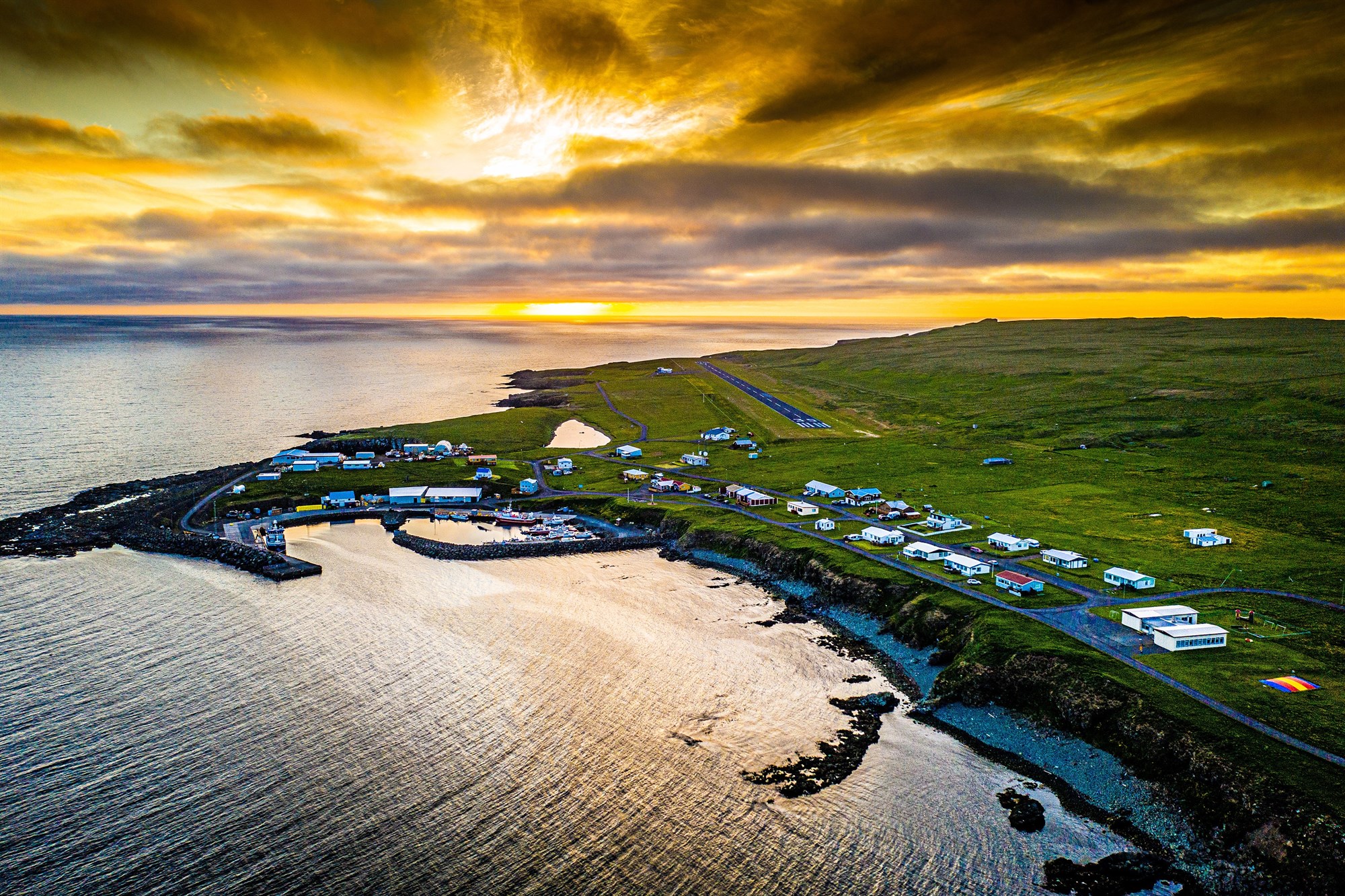 Vindmyllur og sólarorkuver leysa olíu af hólmi