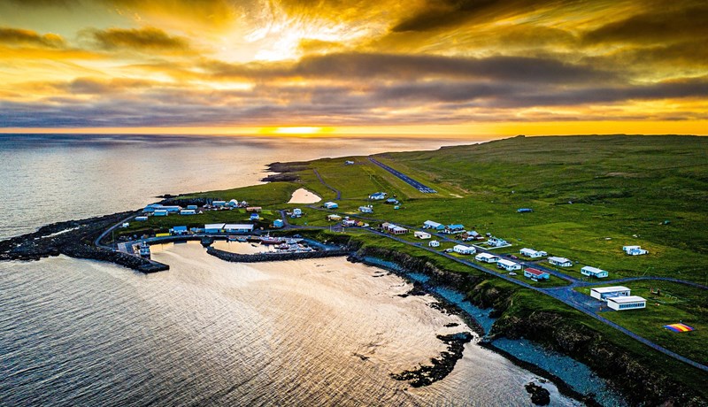 Vindmyllur og sólarorkuver leysa olíu af hólmi