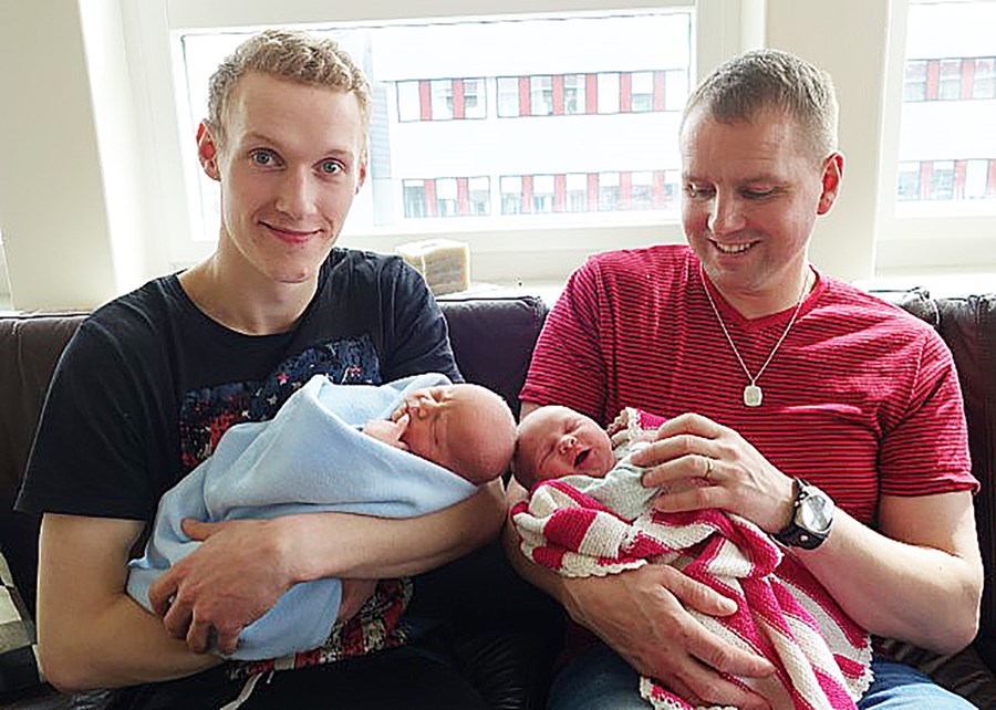 Glænýir Grímseyingar í faðmi feðra sinna. Frá vinstri: Kristófer Sindri Pétursson og Bjarni Gylfason.